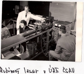 Rubínový laser v tehdejším ÚRE ČSAV (1963), zdroj: archiv ÚFE