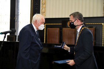 Uznávaný genetik a epidemiolog Radim Šrám byl oceněn stříbrnou medailí hl. m. Prahy