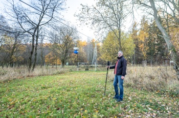 Osobní auta musíme nechat na parkovišti pod Bílkou, na vrchol Milešovky už musíme po svých. Když potřebují vědci dopravit na observatoř těžší zavazadla nebo vybavení, využívají nákladní lanovku. 