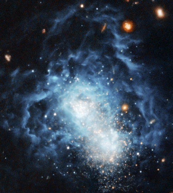 Trpasličí galaxie I Zwicky 18 ve vzdálenosti 59 milionů světelných let. Trpasličí galaxie I Zwicky 18 ve vzdálenosti 59 milionů světelných let.