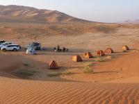 Expediční tábor v poušti ar-Rubʿ al-Chálí,  oblast Ramlat Ḥashmān, jižní Omán