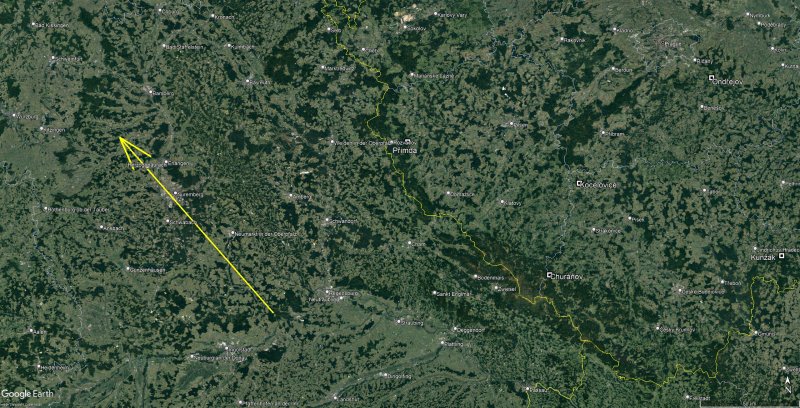 Obrázek 1. Průmět dráhy bolidu EN260623_204511 na zemský povrch (sklon dráhy k povrchu byl 30 stupňů). Bolid  začal svítit ve výšce 101 km v oblasti mezi městy Ingolstadt a Regensburg, maximální jasnost -17,4 magnitudy dosáhl ve výšce 56 km nad Norimberkem a pohasl ve výšce 34,5 km nad zemí v blízkosti města Höchstadt. Skutečná délka námi zaznamenané světelné dráhy v atmosféře je 134 km a bolid jí uletěl za 6,4 sekundy.  Stanice bolidové sítě na území ČR jsou na mapce znázorněny bílými čtverci s černým středem (foto: Google/Astronomický ústav AV ČR).