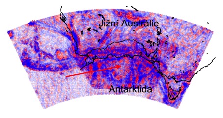 Virtuální deformace ukazující zóny napětí (dilatace červeně a komprese modře) ve spojení dvou kontinentů: Antarktidy v oblasti Wilkesovy země a jižní Austrálie, posunuté k sobě "proti proudu času". Tím dostáváme jednolitý kruhovitý útvar, který později kontinentální drift roztrhl na dvě části. Může jít o kráter hledaný jako impuls k přechodu prvohor na druhohory cca před 250 miliony let (dosud schovaný pod ledem Antarktidy), podobně jako byl kráter Chicxulub na Yucatánu v Mexiku (mnohem menší než tento, schovaný pod třetihorními usazeninami), spouštěč pro oddělení druhohor od terciéru (třetihor) před cca 65 miliony let