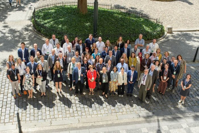 Společná fotografie účastníků konference CUCAP 2023 před budovou Novoměstské radnice v Praze