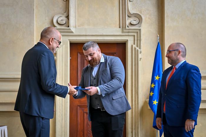 Ministr Bek udělil medaili MŠMT našemu kolegovi Maksymovi Buryimu