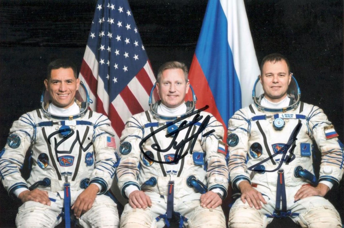 Rusové Sergej Prokopjev (uprostřed) a Dmitrij Petělin (vpravo) spolu s Američanem Frankem Rubiem (vlevo) končí třetí nejdelší vesmírnou expedici v historii kosmonautiky (foto s vlastnoručními podpisy všech členů posádky je z archivu autora textu)