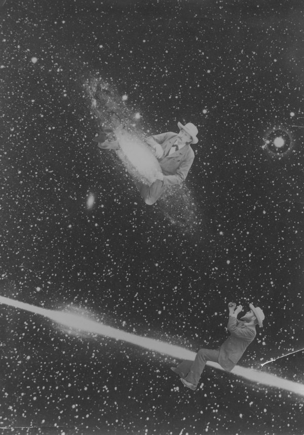 Koláž složená z původní fotografie pořízené v noci z 12. na 13. září 1923 s reálnými postavami ondřejovské hvězdárny té doby – zakladatelem hvězdárny Dr. Josefem Janem Fričem „sedícím  na galaxii M31“ (nahoře) a prvním ředitelem hvězdárny profesorem Františkem Nušlem „sedícím na bolidu“ (dole). Zdroj archív Astronomického ústavu AV ČR, autor neznámý.