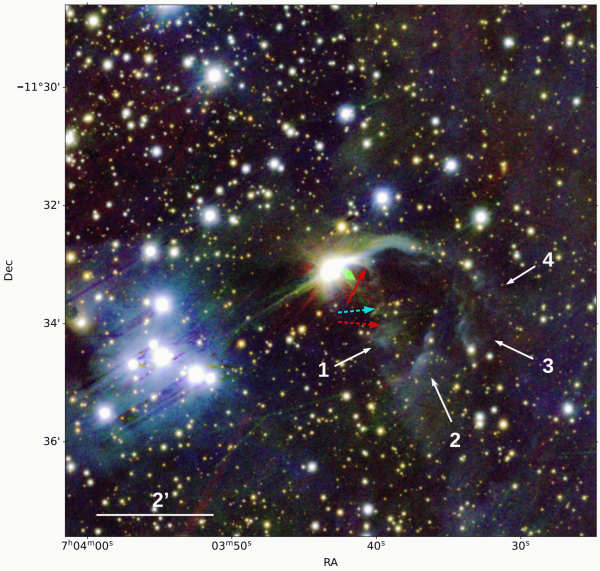 Složený barevný obrázek z přehlídky Pan-STARRS zachycuje hvězdu Z CMa a plynné struktury v jejím bezprostředním okolí. Tvar centrální mlhoviny připomínající znak větné čárky je velmi dobře patrný, stejně jako na ni navazující slabý plynný oblouk, objevený nově Tiinou Liimets a jejími spolupracovníky. Číslicemi jsou označeny jednotlivé vnitřní struktury připomínající tvarem ptačí pera. 