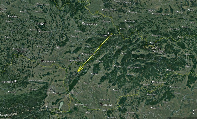 Obrázek 2. Průmět světelné dráhy bolidu z 13. ledna 2022 v atmosféře na zemský povrch. Stanice bolidové sítě jsou na mapce znázorněny bílými čtverci s černým středem. Celková zaznamenaná dráha bolidu byla 148.2 km dlouhá a bolid jí uletěl za 5.2 sekundy (grafika: Astronomický ústav AV ČR, podkladová mapa: Google Earth).