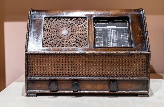 Big Ben radio receiver by S. M. Djaďkov at the New Homeland Czechoslovakia exhibition (photo by: Jana Plavec, AVČR)
