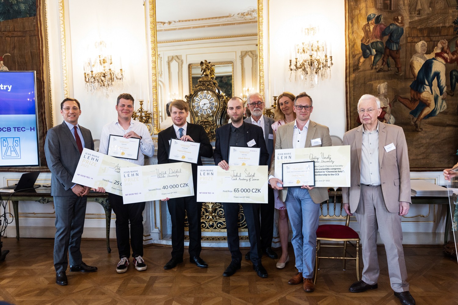Mladí vědci z ÚOCHB získávají cenu za chemii Francouzského velvyslanectví