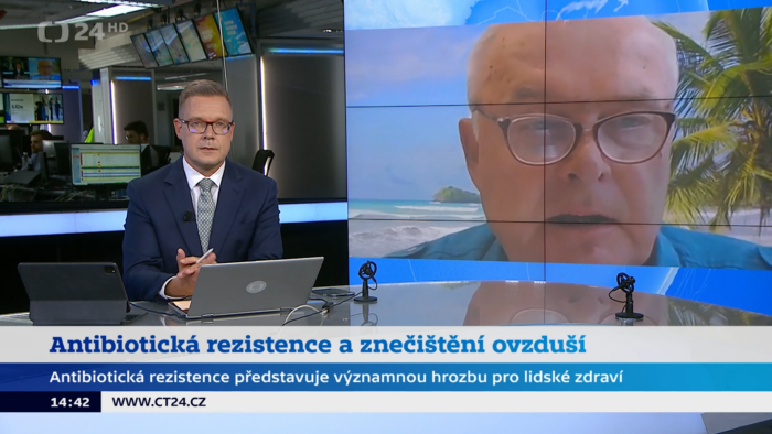 Printscreen obrazovky - pohled do studia ČT24. Antibiotická rezistence a zněčištěné prostředí. Antibiotická rezistence představuje významnou hrozbu pro lidské zdraví. Čas reportáže 14:42, zdroj www.ct24.cz