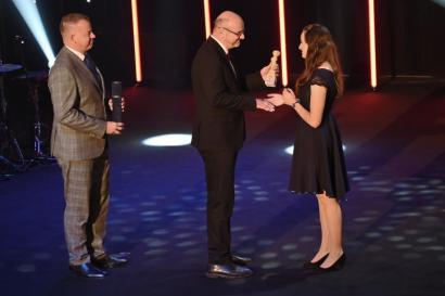 Anna Radochová was presented the award was presented by the Dean of the MFF UK Mirko Rokyta (photo: Česká hlava)