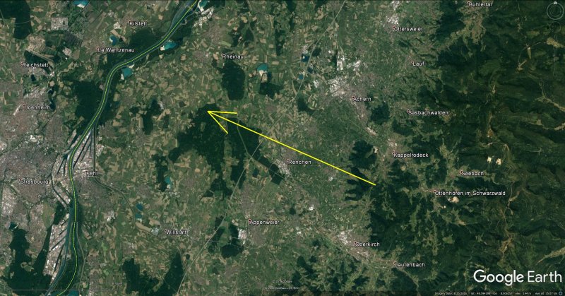 Obrázek 4. Průmět atmosférické dráhy bolidu EN100718 na zemský povrch (žlutá šipka). Skutečná délka vyfotografované atmosférické dráhy 63 km a bolid jí uletěl za přibližně 4 s. Grafika: Google/Astronomický ústav AV ČR.