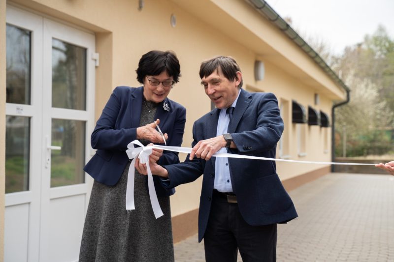 President of the Czech Academy of Sciences Eva Zažímalová together with Director of the Institute of Molecular Genetics of the Czech Academy of Sciences (IMG) Petr Dráber ceremonially open the renovated poultry farm building in Koleč. (Author: M. Jakubec, IMG)