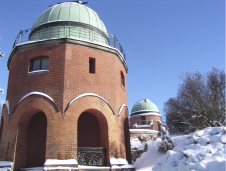 Západní a v pozadí Centrální kopule postavené J. J. Fričem.  Foto: archiv Astronomického ústavu AV ČR.