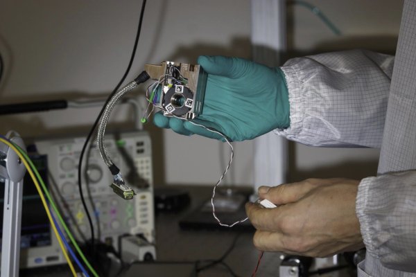 Mechanismus pro přepínání laserových paprsků v aparatuře mise vyvíjí konsorcium čtyř ústavů Akademie věd. Na snímcích je funkční prototyp. Foto: Jan Ebr, Fyzikální ústav AV ČR.