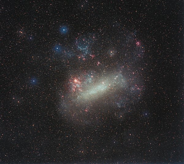 Snímek Velkého Magellanova mračna, v němž se nachází popisovaný rentgenový zdroj LMC X-3. Dvojhvězdu s černou dírou bychom měli hledat v centrální oblasti snímku. (c) Eckhard Slawik