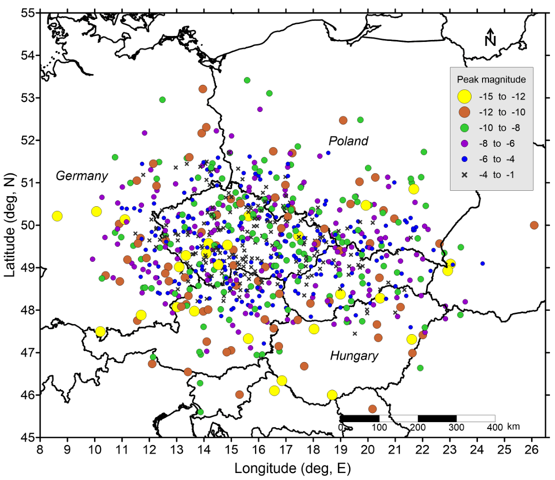 Přehledová mapa ukazující odvozenou pozici vůči zemskému povrchu, v níž každý z katalogizovaných meteorů dosáhl maximální jasnosti. Velikosti a barvy jednotlivých bodů odpovídají šesti zvoleným kategoriím podle maximální dosažené jasnosti. V mapě jsou dobře patrné výrazné výběrové efekty, kdy např. jasné bolidy mohou být zachyceny i na velké vzdálenosti, zatímco slabé se daří detekovat jen v blízkosti stanic bolidové sítě. 