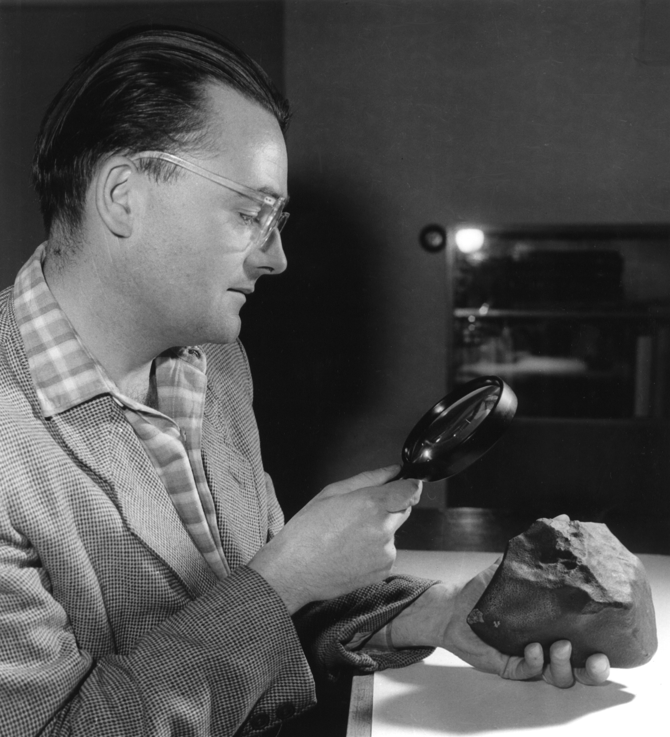 Dr. Zdeněk Ceplecha drží meteorit Luhy - rok 1959.