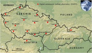 Obrázek 1. Stanice Evropské bolidové sítě v České republice, Rakousku a Slovensku, kde jsou umístěny automatické bolidové kamery, které zaznamenaly zvýšenou aktivitu Taurid v roce 2015 (stav v listopadu 2015). Autor: Oddělení MPH AsÚ.