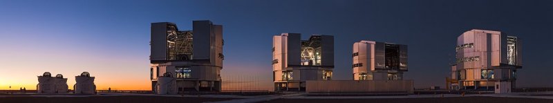 Paranal: dalekohledy VLT. Kredit: ESO. Paranal: dalekohledy VLT. Kredit: ESO.