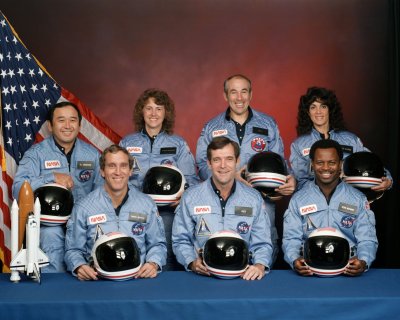 Posádka raketoplánu Challenger STS-51L. V přední řadě zleva: pilot Michael J. Smith, velitel Francis R. Scobee, Ronald E. McNair. V zadní řadě zleva: Ellison S. Onizuka, Sharon Christa C. McAuliffeová, Gregory B. Jarvis a Judith A. Resniková. Autor: NASA.