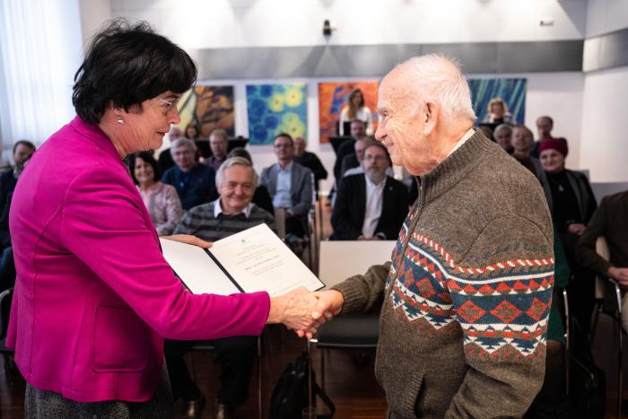 Diplom z rukou předsedkyně Evy Zažímalové převzal Jaromír Hrdý.