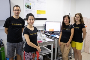 Stážistky Giusy Finocchiaro (druhá zleva) a Laura Mangiardi s kolegy z týmu Optické biosenzory
