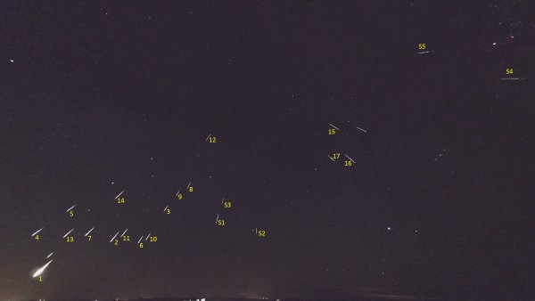 Složený snímek z video záznamu pořízeného kamerami AllSky7 na norské stanici Gaustatoppen ukazuje 22 meteorů klastru, které byly zaznamenány během 10 sekund. (Kredit - Steinar Midtskogen)