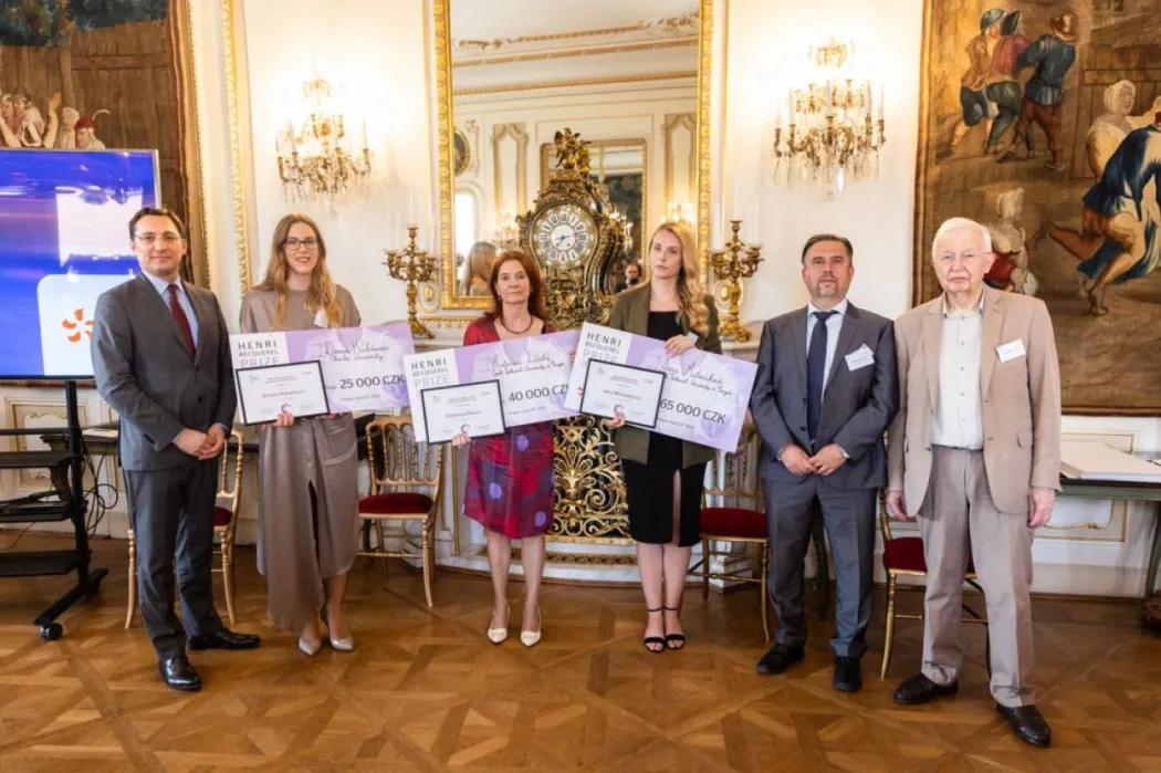 Cenu Henriho Becquerela získala Denisa Kubániová (druhá zleva; foto: Eva Kořínková)