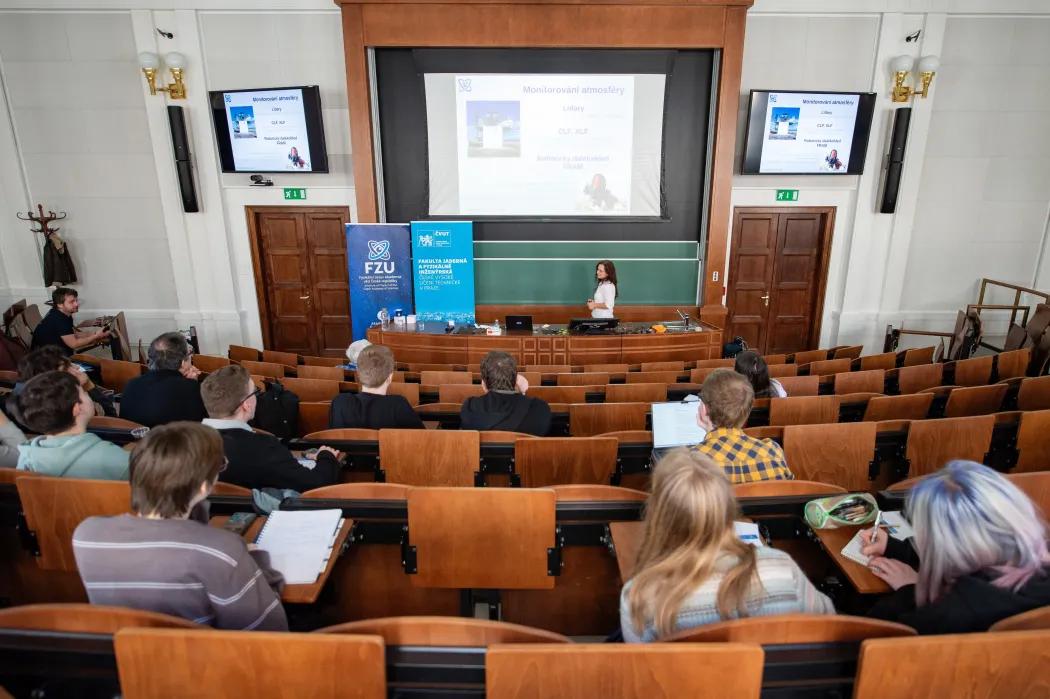 RNDr. Martina Boháčová, Ph.D., seznámila studenty s unikátní prací prováděnou v observatoři Pierra Augera včetně zajímavých praktických aspektů, jako je údržba fluorescenčního detektoru observatoře. 