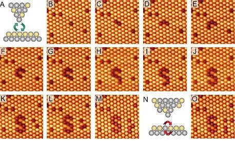 Průběh vytváření předem definovaného vzoru pomocí mikroskopu atomárních sil (AFM), v tomto případě písmene Si, z jednotlivých atomů křemíku (tmavá kolečka) na povrchu cínu (světlá kolečka).