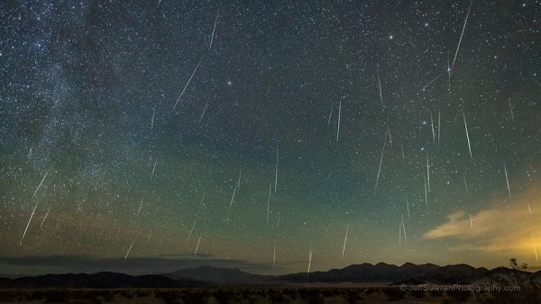 Jak to vypadá když se na více než dvě a půl hodiny zamíří fotoaparát na jedno místo na obloze a opakovaně exponuje. Složený snímek pak kromě hvězd obsahuje i meteorické stopy. Jako tento snímek z maxima Geminid v roce 2020. Je zřejmé, že kromě Geminid, které zde převažují, lze nalézt meteory příslušející dalším třem rojům, aktivním v té době, a také několik tzv. sporadických meteorů. © Jeff Sullivan, https://www.flickr.com/photos/jeffreysullivan