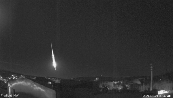 Obrázek: Složený snímek bolidu z videozáznamu pořízeného videokamerou na stanici Frýdlant v Čechách (foto: Astronomický ústav AV ČR)