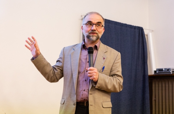 Pavel Peterka (ÚFE) speaks at the Jan Amos Komenský LasApp project kick-off meeting on 18 January 2024