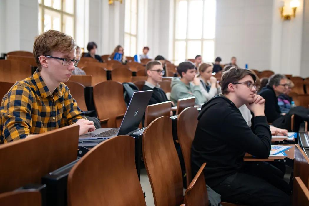 Tři desítky studentů si vyzkoušely práci astrofyziků na akci Masterclasses Hands on Particle Physics.