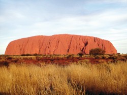 Zapadajícím sluncem ozářený monolit Uluru. Foto L. Hanel