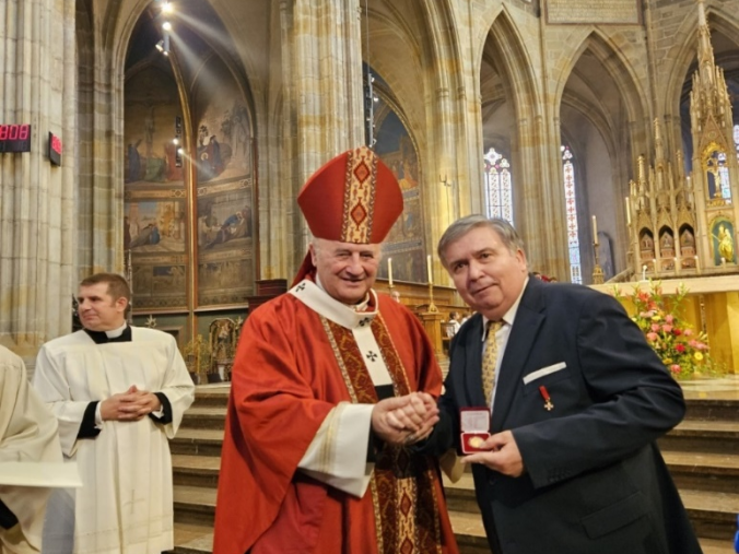 Profesor Michal Tomášek, vedoucí redakční rady časopisu TLQ, byl oceněn zlatou Svatovojtěšskou medailí