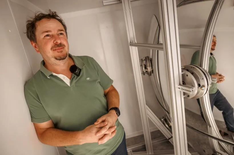 „Pohybujeme se ovšem nyní na hraně našich možností, protože zařízení, ať to jsou obráběcí stroje, nebo vakuová komora, kde jsme schopni vrstvit skleněné substráty pro teleskop, mají limit do průměru jednoho metru,“ dodává k náročnosti projektu Dušan Mandát. 