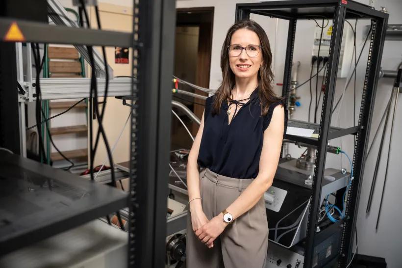 Doktorka Helena Reichlová založila Dioscuri centrum pro spin-kaloritroniku a magnoniku, které se zaměří na výzkum nových konceptů pro výpočetní techniku. 